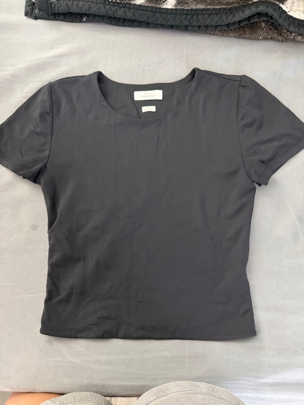 Aritzia babaton contour Black Short Sleeve Crew Tee